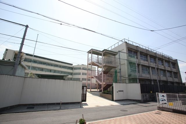 近くの弥栄小学校まで663m(徒歩9分)