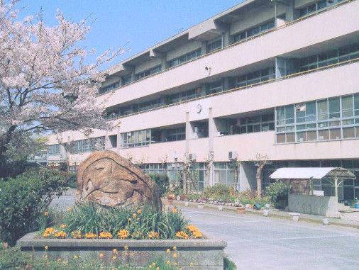 近くの守口市大久保中学校まで741m(徒歩10分)