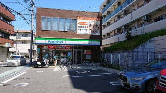 近くのファミリーマート 吹田垂水町一丁目店まで127m（徒歩2分）