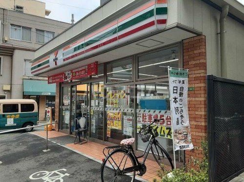 近くのコンビニまで480m（徒歩6分）