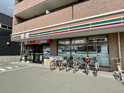 近くのコンビニまで1,007m（徒歩13分）