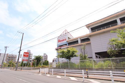 近くの島忠・ホームズまで1,000m（徒歩13分）