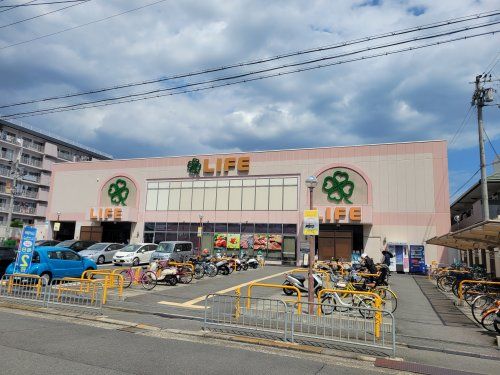近くのライフ 西京極店まで608m（徒歩8分）