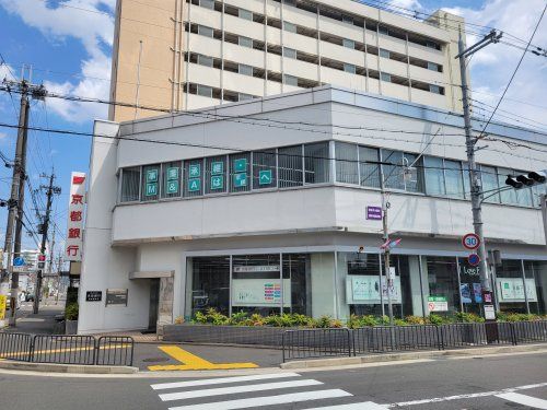 近くの京都銀行西京極支店まで259m（徒歩4分）