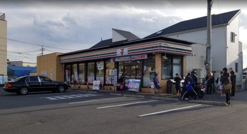 近くのセブン-イレブン 草加新里下町店まで743m（徒歩10分）
