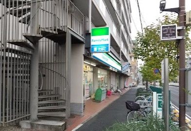 近くのファミリーマート 川名駅前店まで614m（徒歩8分）