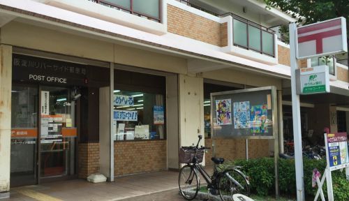 近くの大阪淀川リバーサイド郵便局まで410m(徒歩6分)