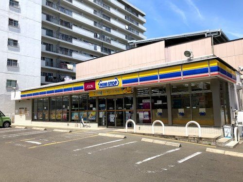 近くのコンビニまで1,090m（徒歩14分）