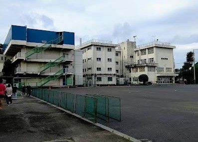 近くの中学校まで155m（徒歩2分）