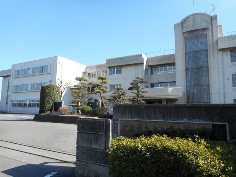 近くの伊勢崎市立あずま北小学校まで887m（徒歩12分）
