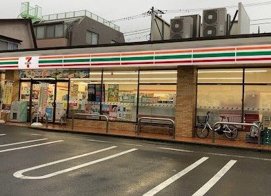 近くのコンビニまで489m（徒歩7分）