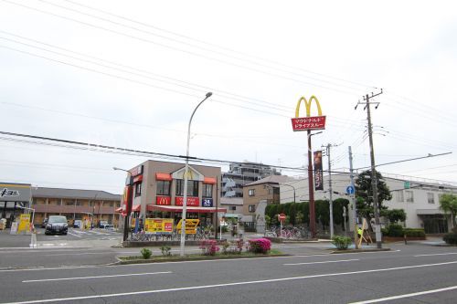 近くの飲食店まで802m（徒歩11分）