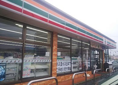 近くのコンビニまで859m（徒歩11分）