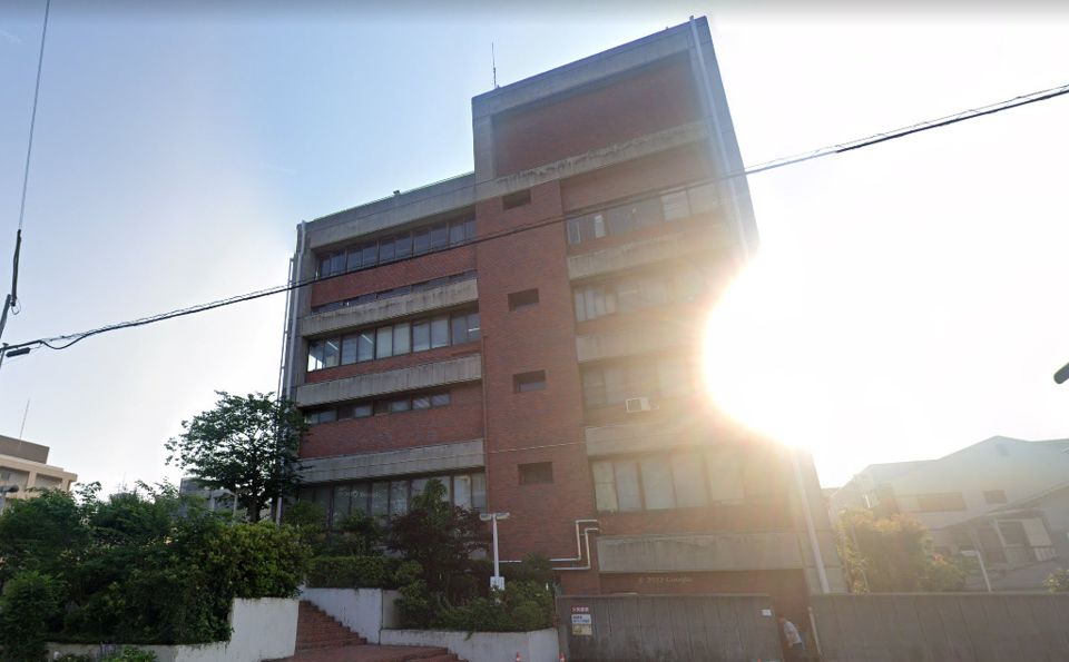 近くの港警察署まで1,033m（徒歩13分）