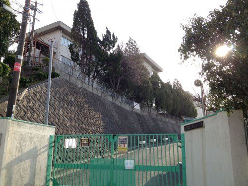 近くの寝屋川市立梅が丘小学校まで939m（徒歩12分）