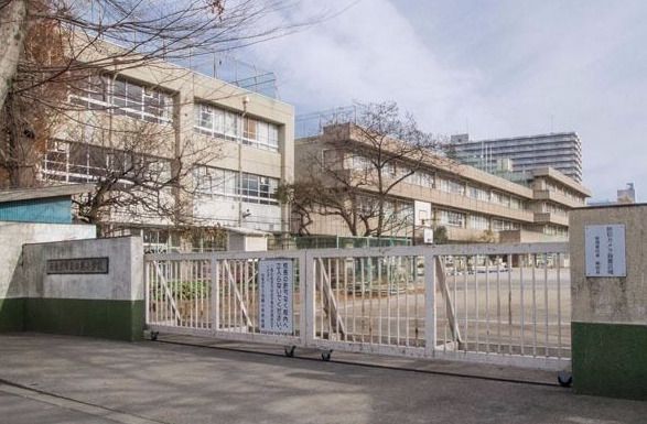 近くの小学校まで2,081m（徒歩27分）