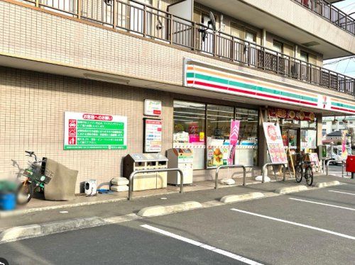 近くのコンビニまで884m（徒歩12分）