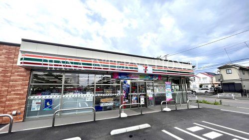 近くのセブンイレブンまで834m(徒歩11分)