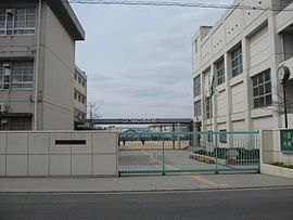 近くの寝屋川市立第二中学校まで723m（徒歩10分）