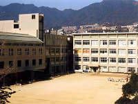 近くの神戸市立成徳小学校まで756m（徒歩10分）