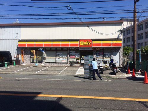 近くのデイリーヤマザキ守口八雲店まで210m（徒歩3分）