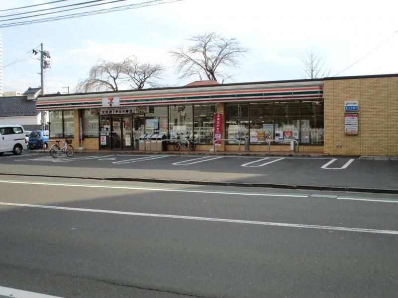 近くのコンビニまで494m（徒歩7分）