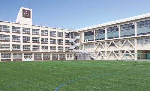 近くの私立箕面学園高校まで1,303m(徒歩17分)