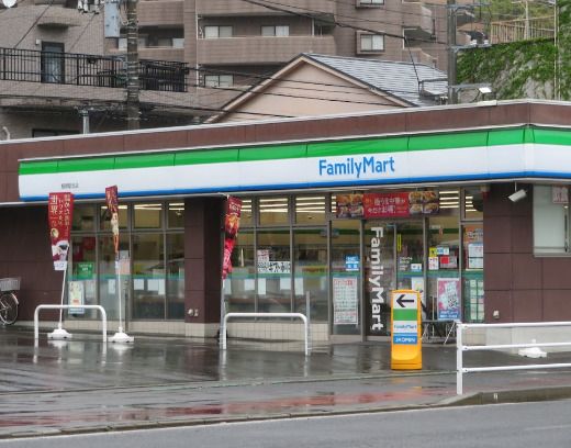 近くのファミリーマート 根岸駅北店まで153m（徒歩2分）