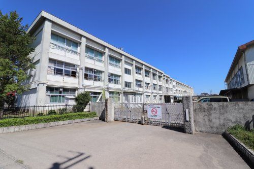 近くの一宮市立奥小学校まで604m（徒歩8分）