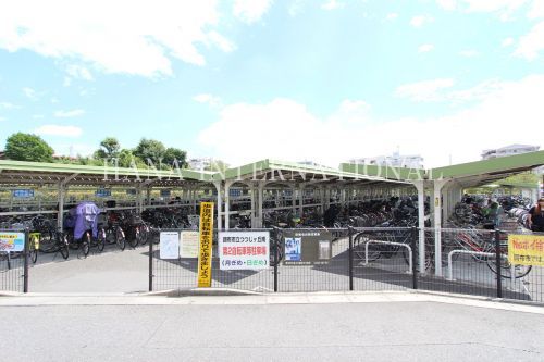 近くの調布市立つつじヶ丘南駐輪場まで759m（徒歩10分）