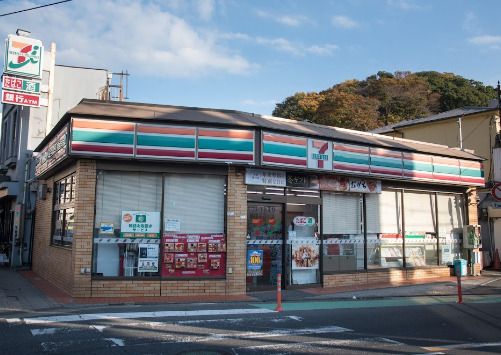 近くのコンビニまで551m（徒歩7分）