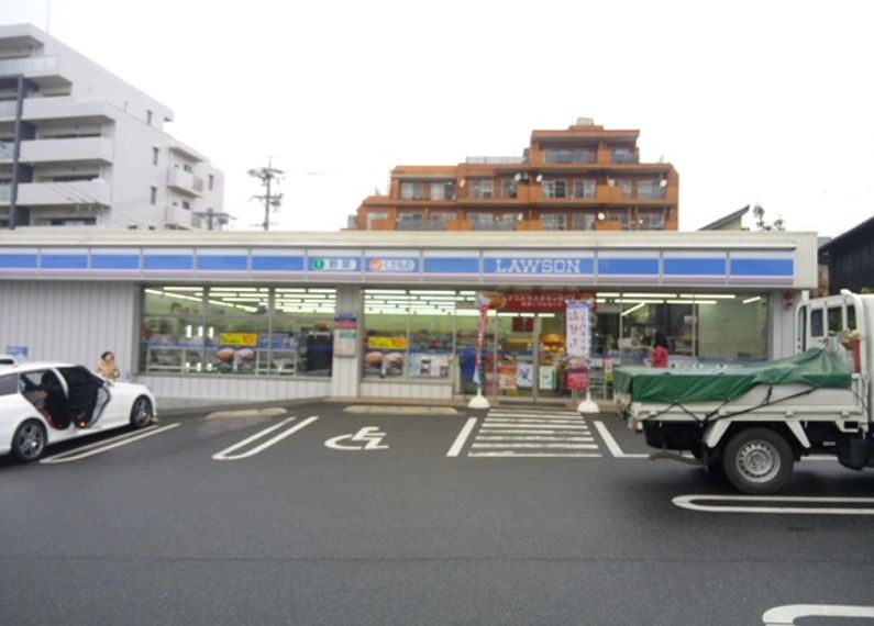 近くのコンビニまで449m（徒歩6分）