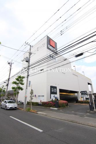 近くの西友青井店まで667m(徒歩9分)