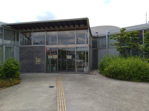 近くの鴻巣市立吹上図書館まで967m（徒歩13分）