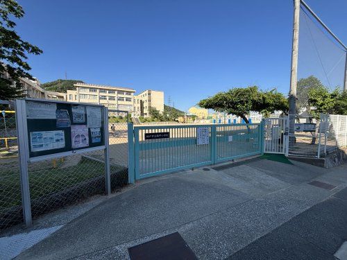 近くの神戸市立鶴甲小学校まで2,557m（徒歩32分）