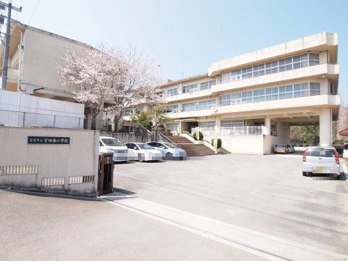 近くの宮若市立宮田南小学校まで8,356m(徒歩105分)