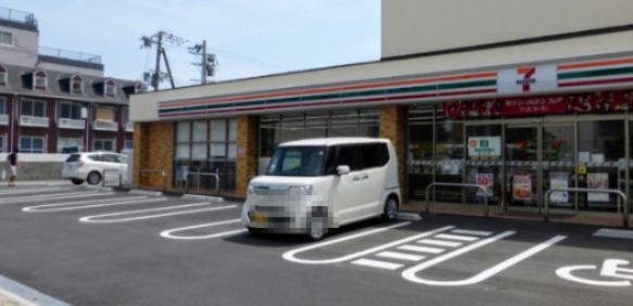 近くのコンビニまで497m（徒歩7分）