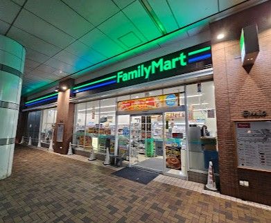 近くのファミリーマート エミオ田無店まで450m(徒歩6分)