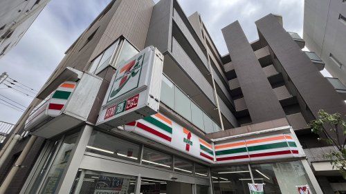 近くのセブン-イレブン調布布田駅前店まで596m(徒歩8分)