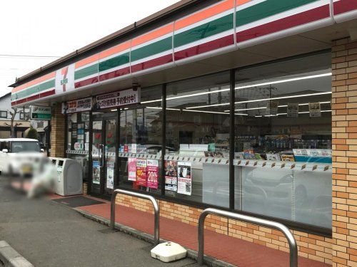 近くのコンビニまで545m（徒歩7分）