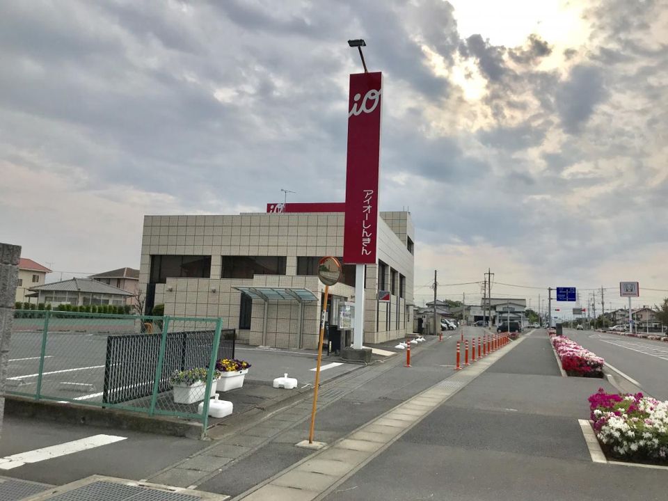 近くの銀行まで2,561m（徒歩33分）