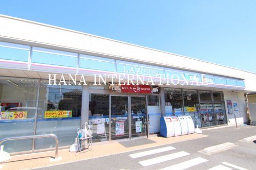 近くのコンビニまで734m（徒歩10分）