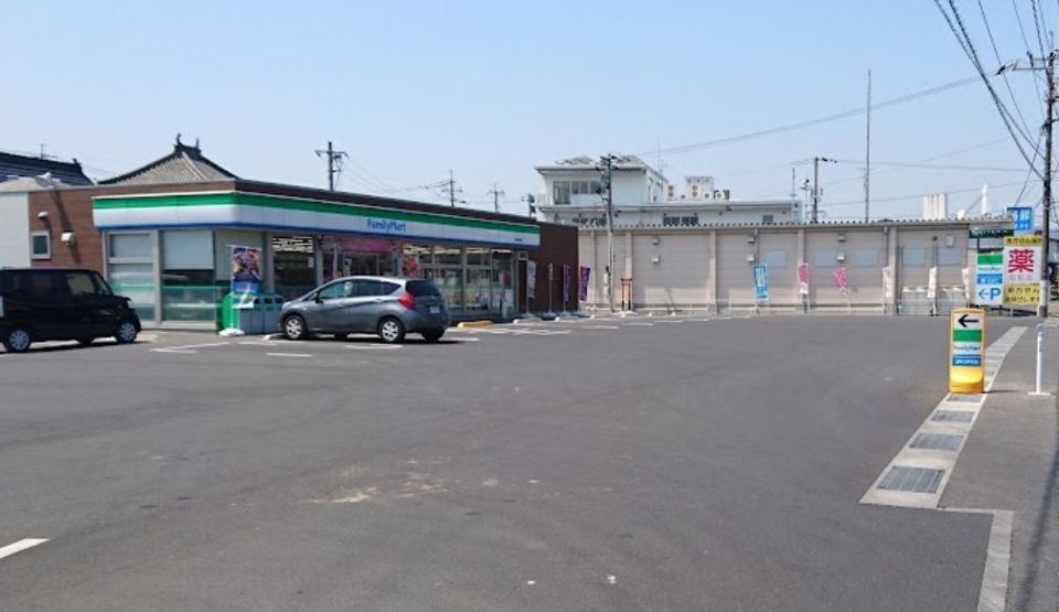 近くのファミリーマート高松稲荷店まで725m(徒歩10分)