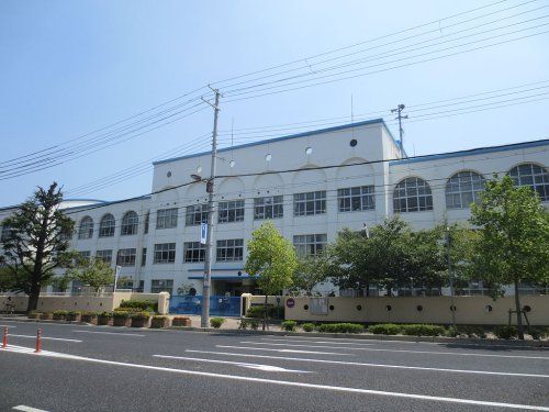 近くの神戸市立本山第二小学校まで551m（徒歩7分）