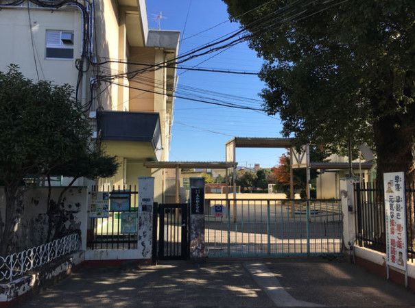 近くの門真市立大和田小学校まで595m(徒歩8分)