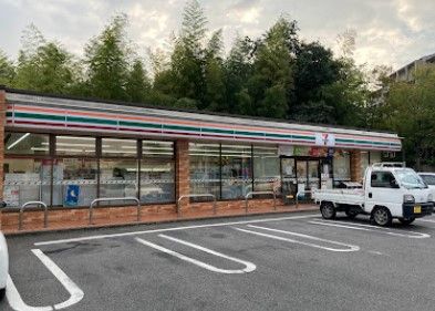 近くのコンビニまで439m（徒歩6分）