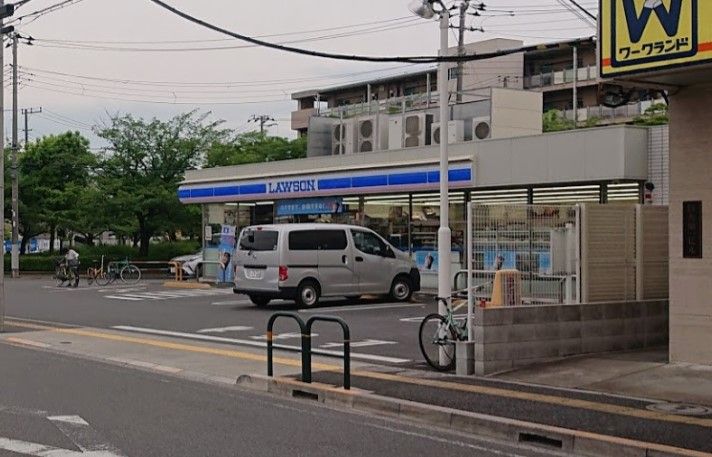 近くのコンビニまで685m（徒歩9分）