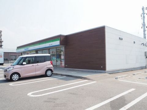 近くのコンビニまで839m（徒歩11分）