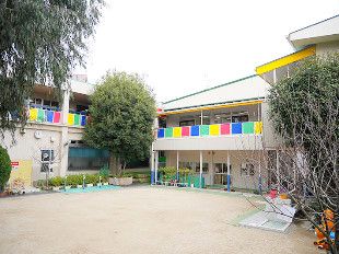 近くの三郷幼稚園まで616m（徒歩8分）