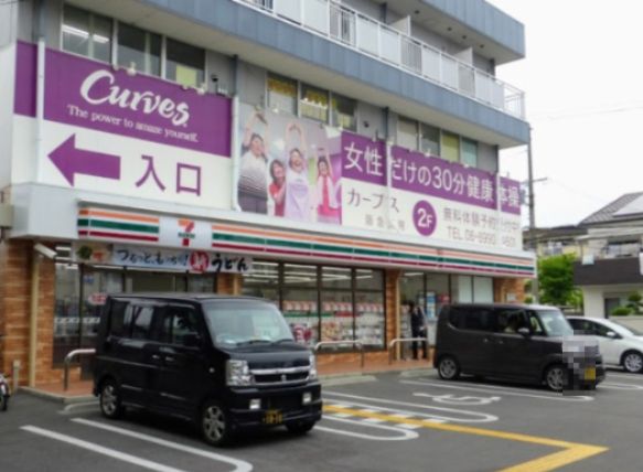 近くのコンビニまで715m（徒歩9分）